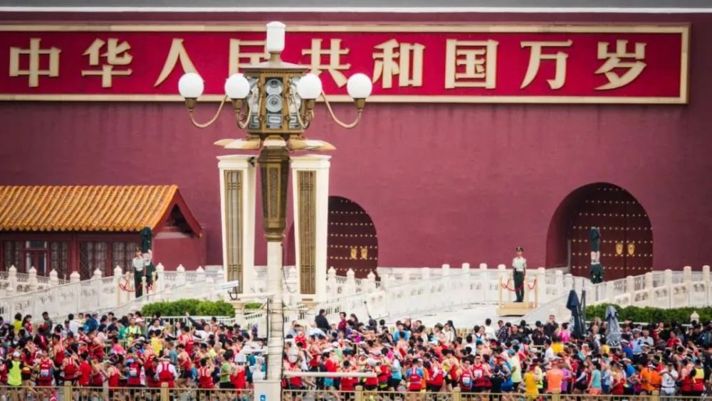 瑞恩;雷诺兹加盟之前，该片已确定有;神奇女侠扮演者盖尔;加朵和;巨石道恩;强森参演，阵容可谓强大